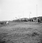 150302 Gezicht op de noodhalte (N.S.-station) Floraweg te Bovenkarspel met reizigers en een diesel-electrisch treinstel ...